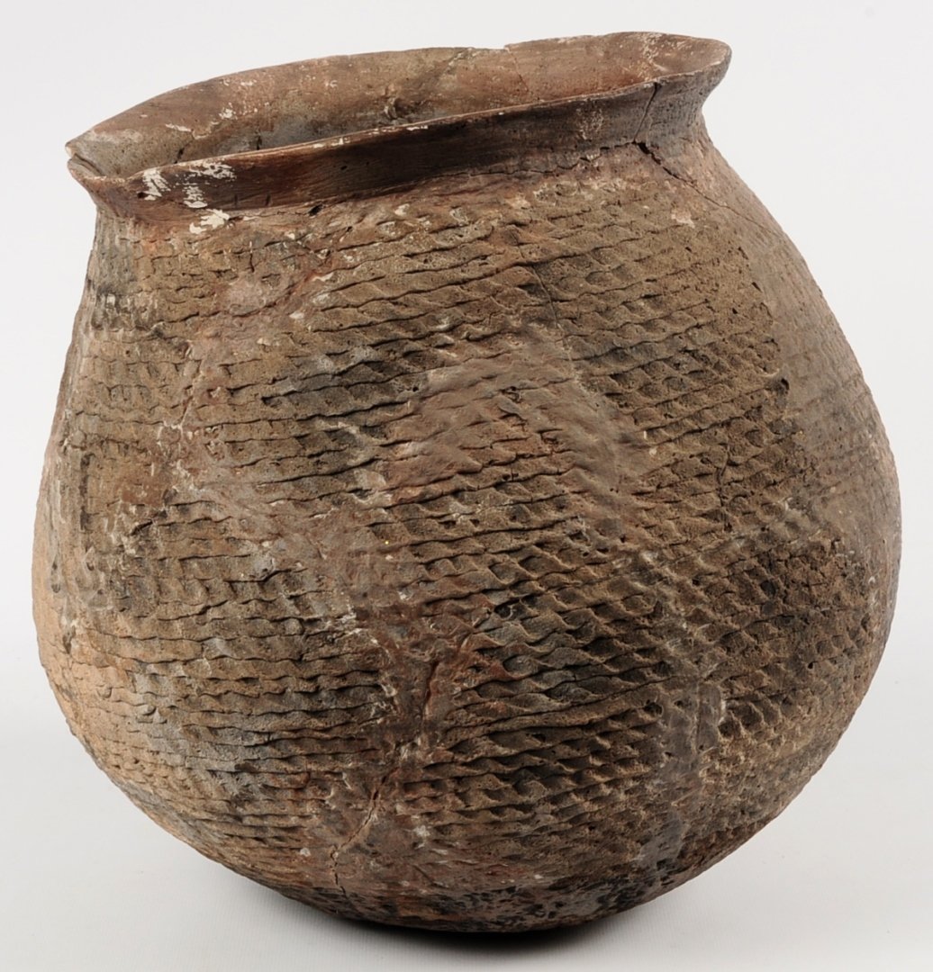 A PRE-COLUMBIAN STYLE CORRUGATED POTTERY JAR (1 of 10)