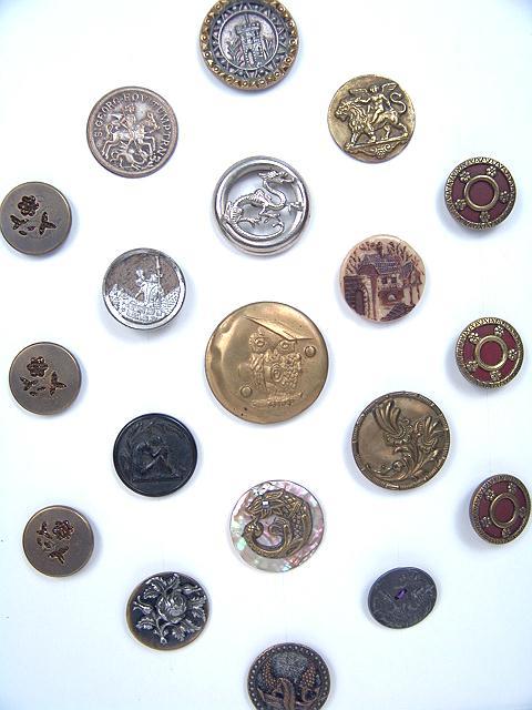 19 BETTER HORN, SHELL GLASS & METAL PICTORIAL BUT: One card of metal, glass, horn and shell buttons in display case. Pictorals in medium to large size. 19 total.