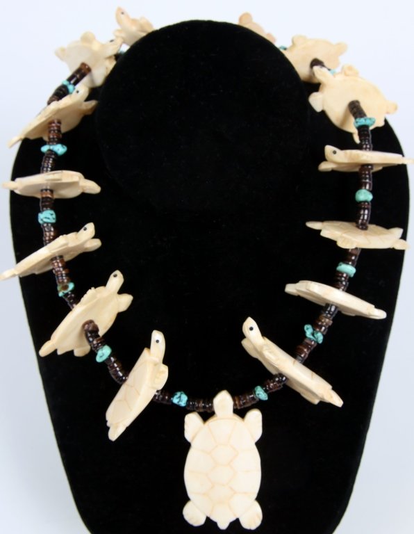 ZUNI HAND-CARVED TURTLES FETISH NECKLACE (1 of 3)
