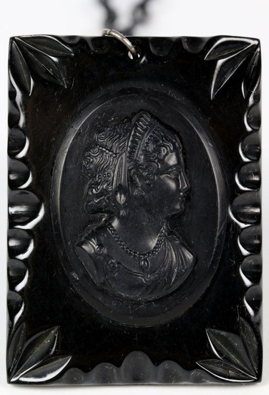 VICTORIAN MOURNING PENDANT (1 of 3)
