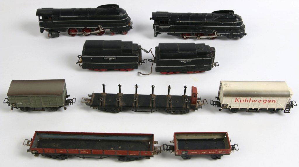 LARGE LOT OF MARKLIN CARS, ENGINES, ACCESSORIES (1 of 9)