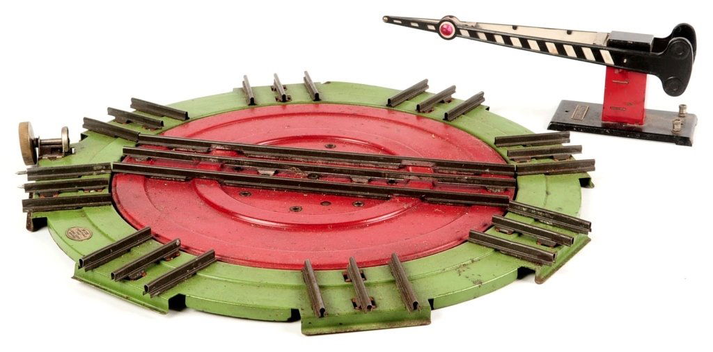 LIONEL STANDARD GAUGE TURNTABLE AND CROSSING GATE (1 of 10)