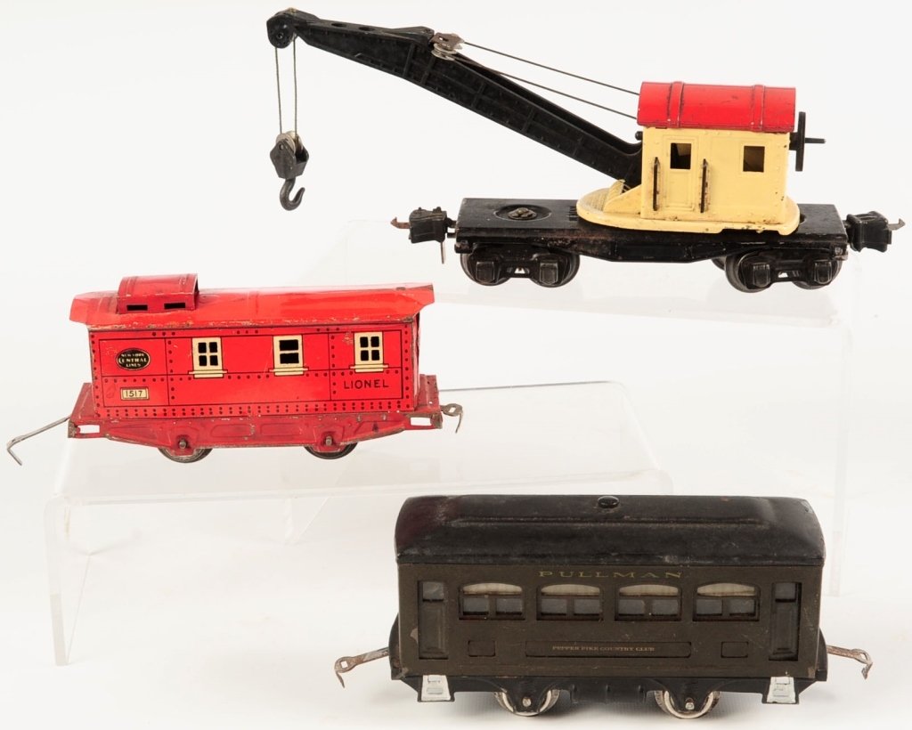THREE LIONEL TRAIN CARS (1 of 10)