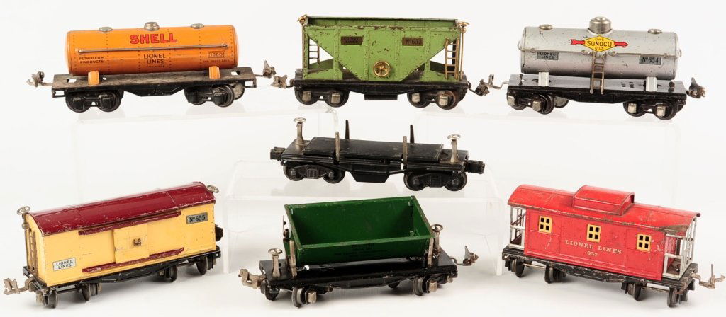 SEVEN LIONEL PREWAR TRAIN CARS (1 of 8)