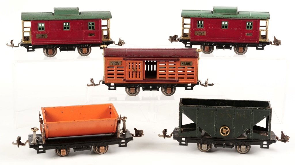 FIVE LIONEL PREWAR TRAIN CARS (1 of 9)