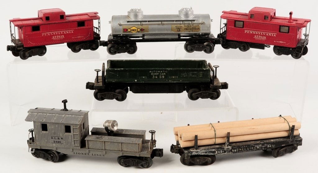 SIX LIONEL POSTWAR FREIGHT CARS (1 of 8)