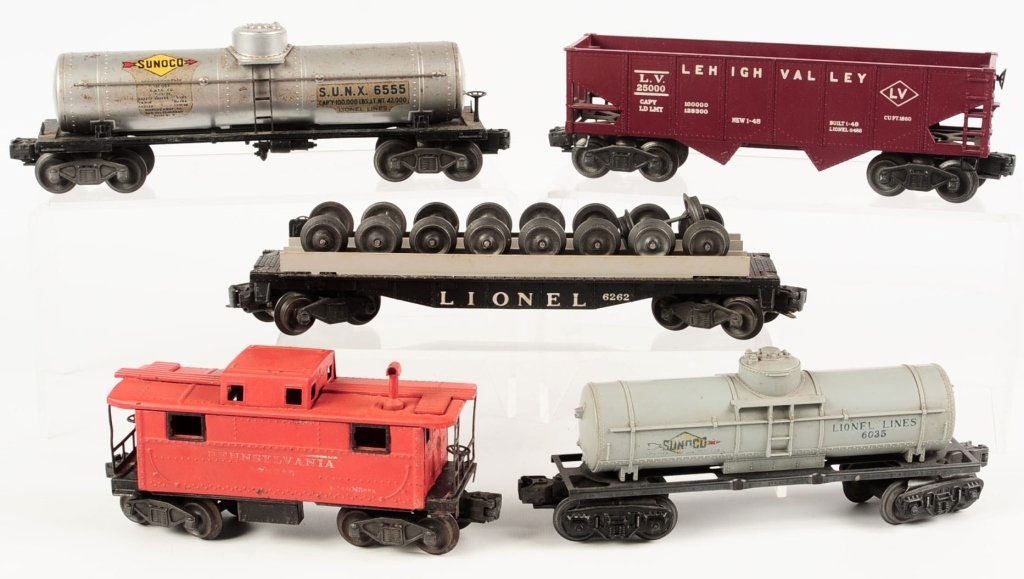 FIVE LIONEL POSTWAR FREIGHT CARS (1 of 10)