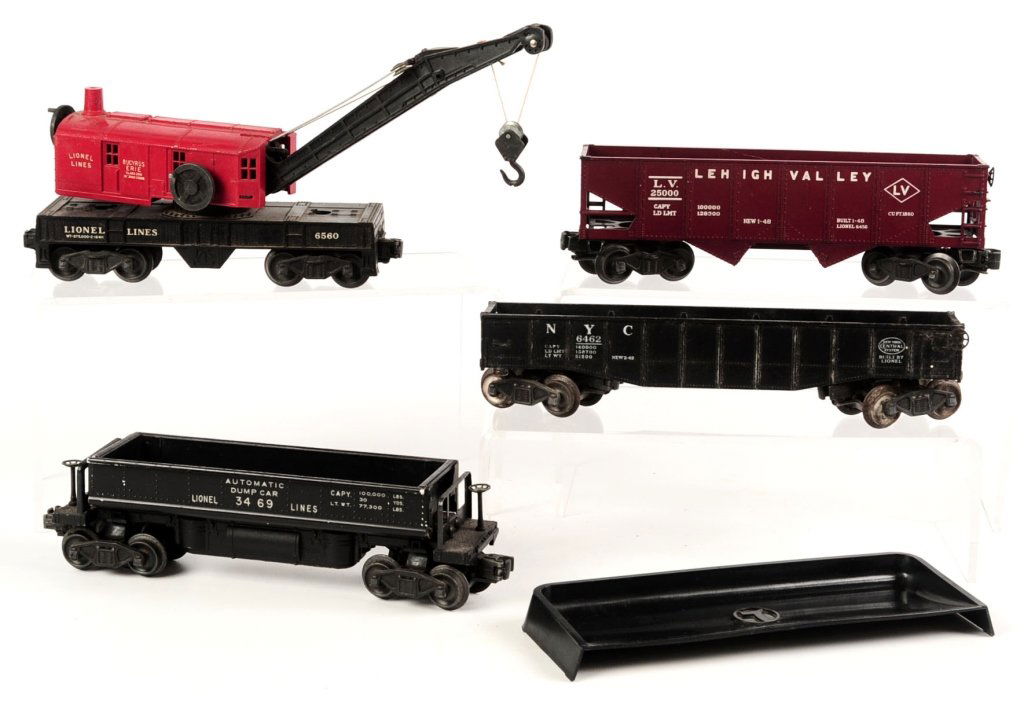 FOUR LIONEL POSTWAR FREIGHT TRAIN CARS (1 of 10)