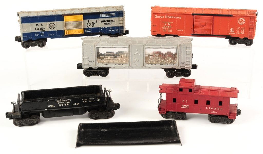 FIVE LIONEL POSTWAR FREIGHT CARS (1 of 10)