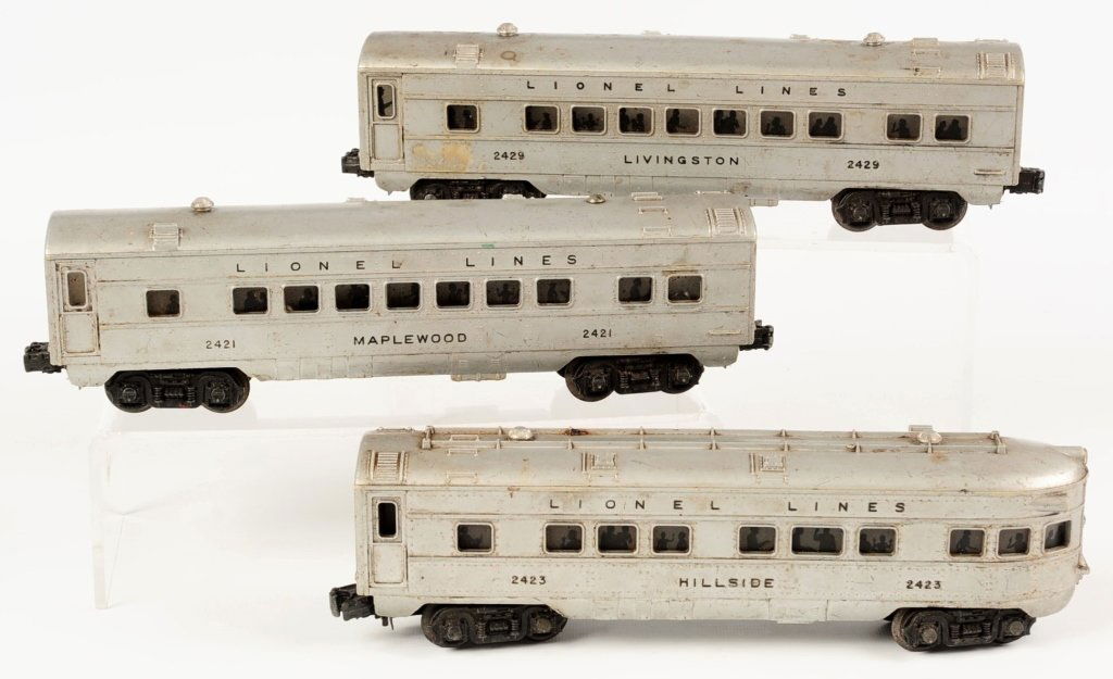 POSTWAR THREE CAR LIONEL LINE PASSENGER SET (1 of 10)