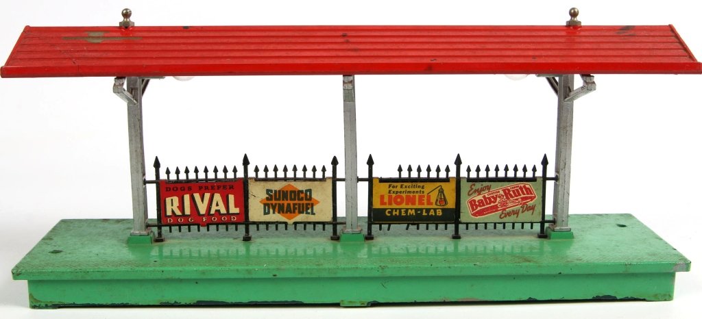 LIONEL POSTWAR #156 STATION PLATFORM (1 of 8)