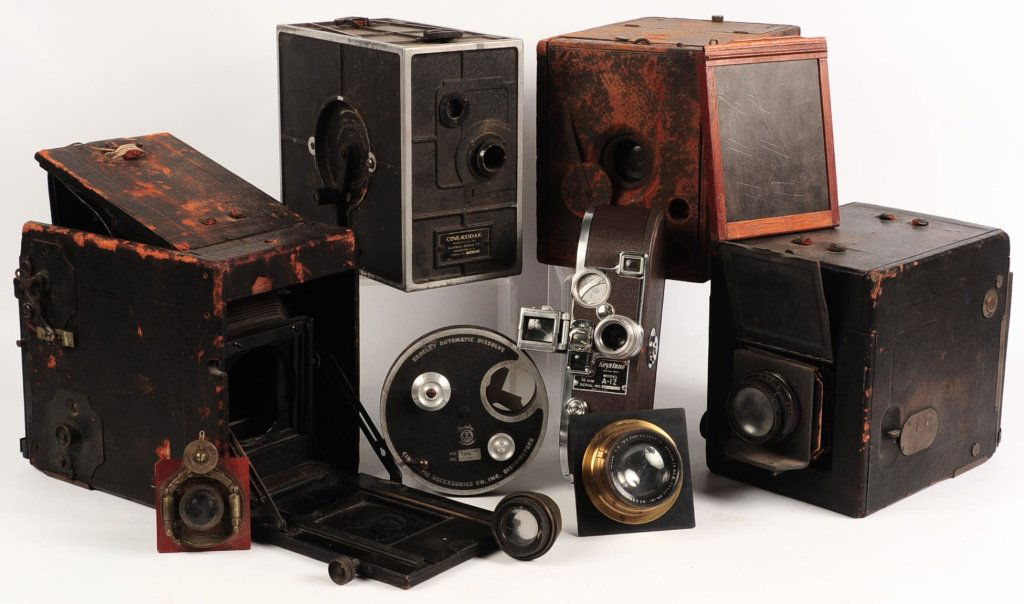 LOT OF VINTAGE AND ANTIQUE PHOTOGRAPHIC EQUIPMENT (1 of 9)