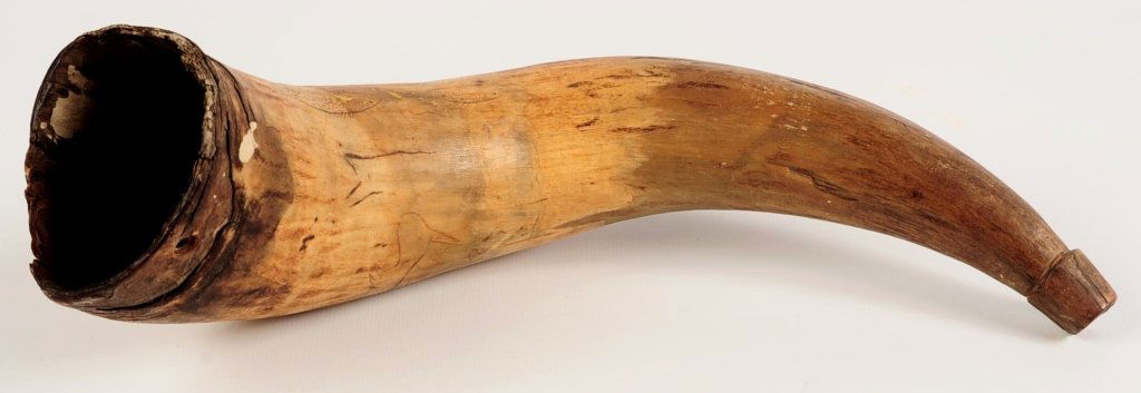 EARLY POWDER HORN WITH MINIMAL PRIMITIVE DECORATION (1 of 10)