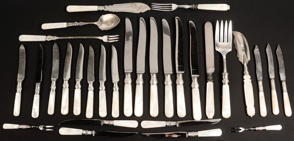 THIRTY-ONE PIECES OF MOTHER OF PEARL HANDLED FLATWARE (1 of 10)