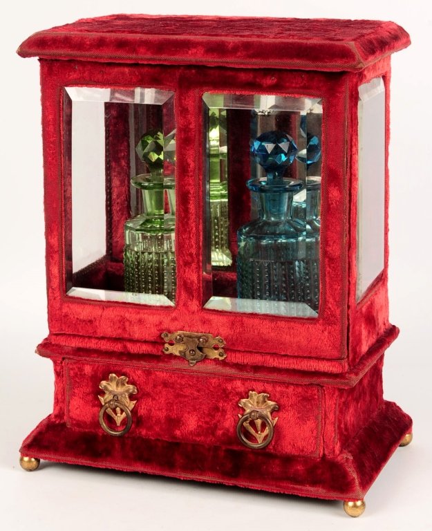 A FRENCH VICTORIAN VANITY CASE (1 of 10)