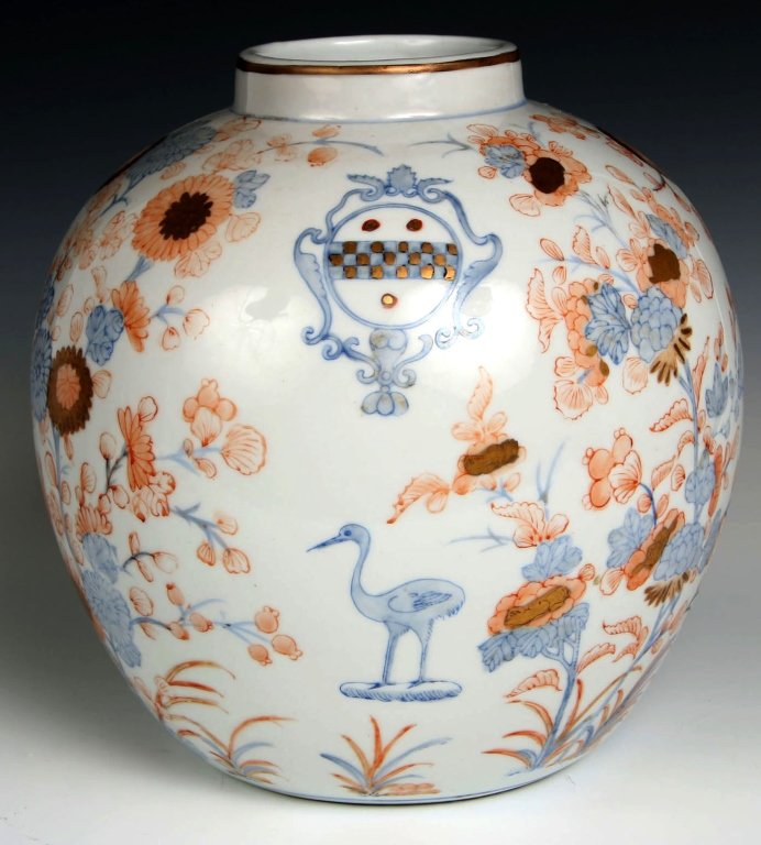 19TH CENTURY CHINESE ARMORIAL VASE WITH CREST (1 of 9)