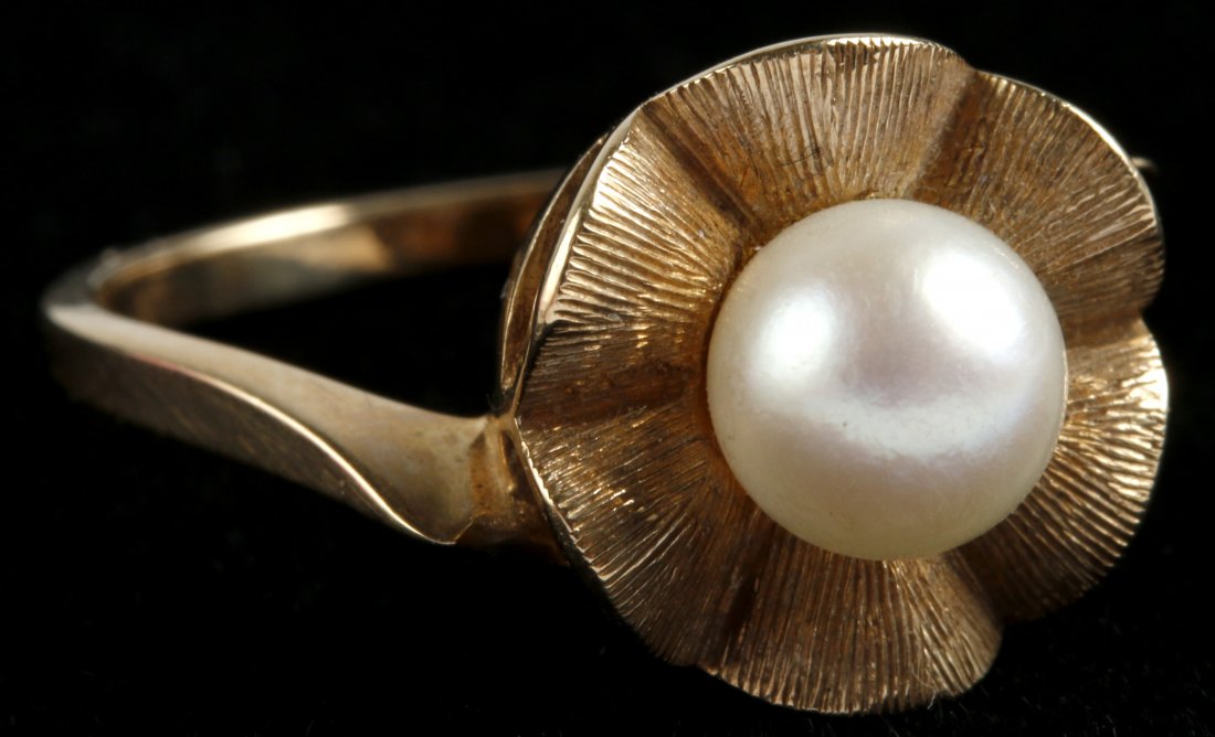 A LADIES 14K  YELLOW GOLD RING WITH CULTURED PEARL (1 of 6)