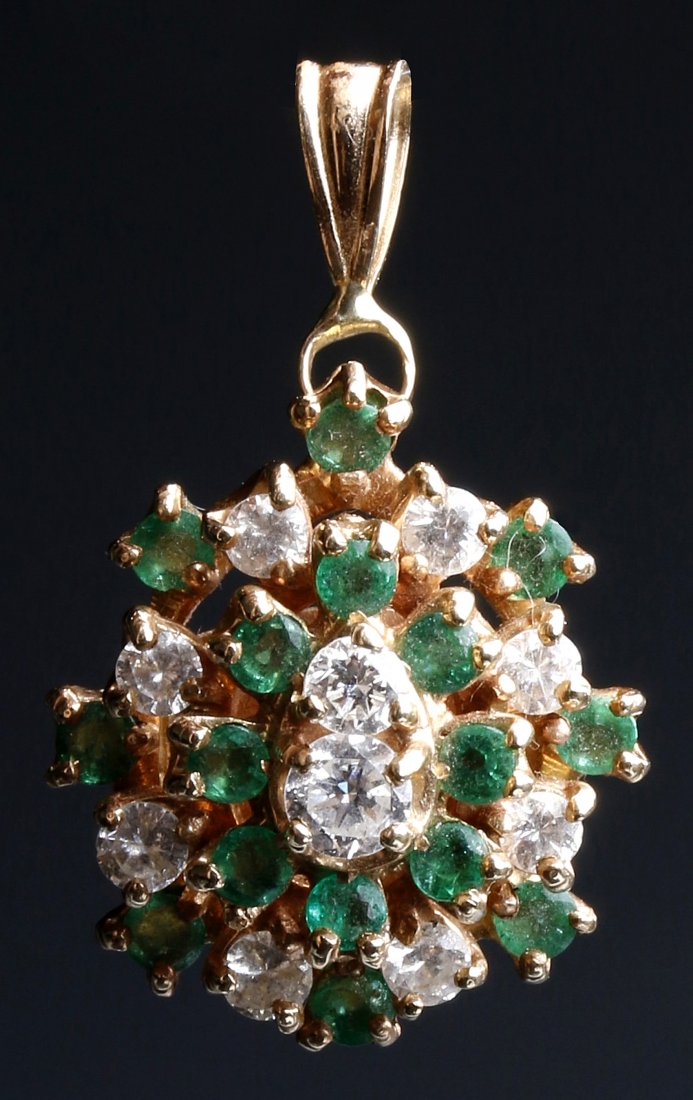 A NICE GOLD, EMERALD AND DIAMOND CLUSTER PENDANT (1 of 5)