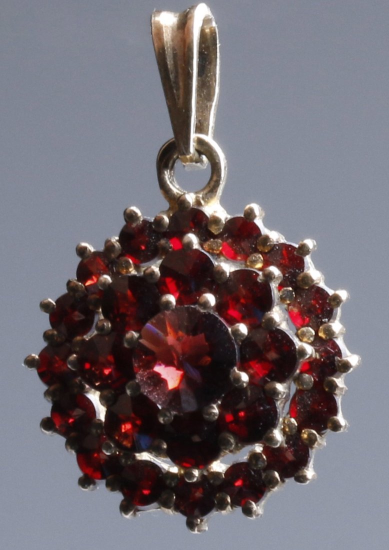 A GOLD PENDANT WITH GARNET CLUSTER (1 of 7)