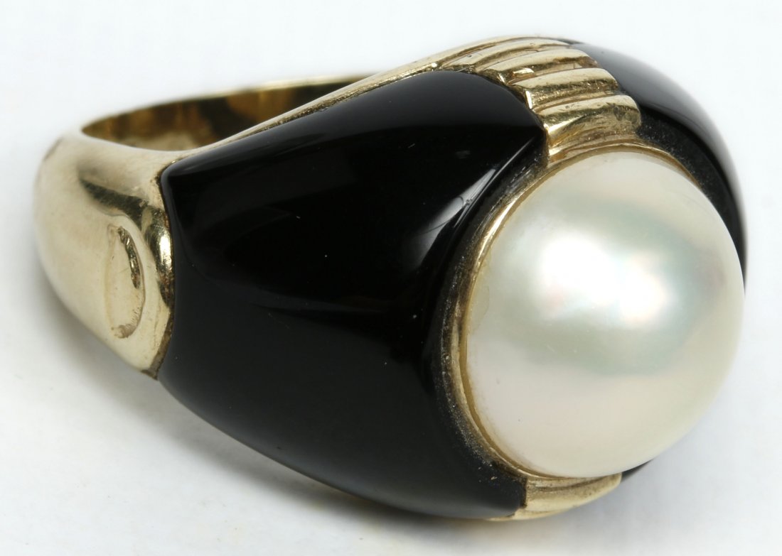 A LADIES 14K YELLOW GOLD PEARL AND BLACK ONYX RING (1 of 8)