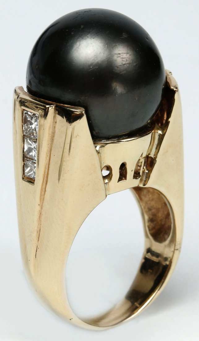 A LADIES 14K GOLD BLACK PEARL AND DIAMOND RING (1 of 8)