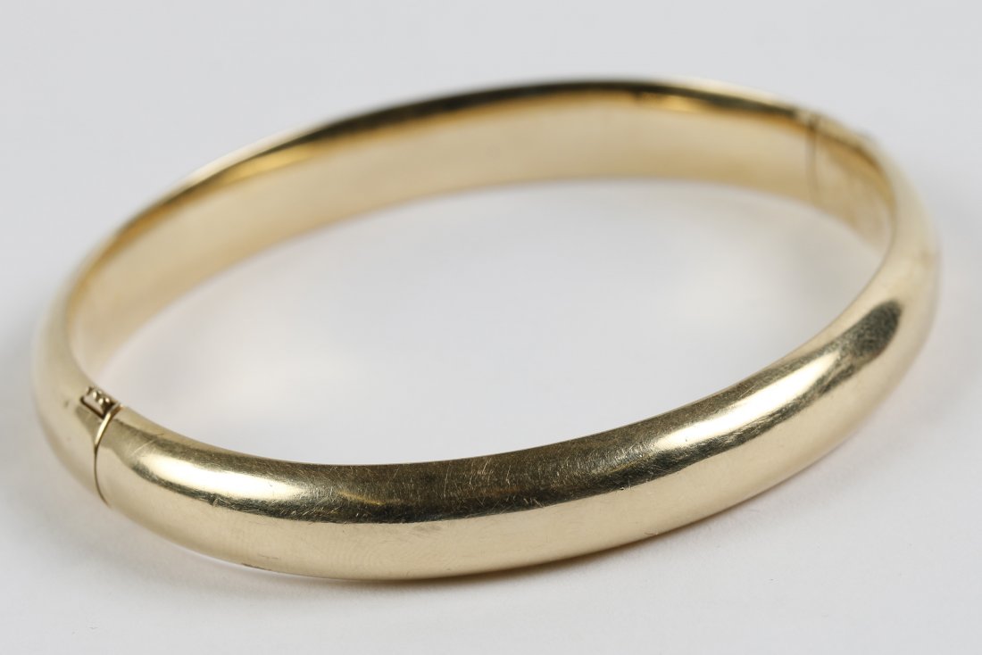A SOLID 14 KARAT GOLD BANGLE BRACELET (1 of 4)
