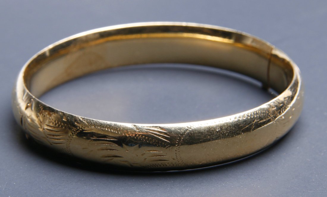 A VINTAGE 14 KT GOLD BANGLE BRACELET (1 of 6)