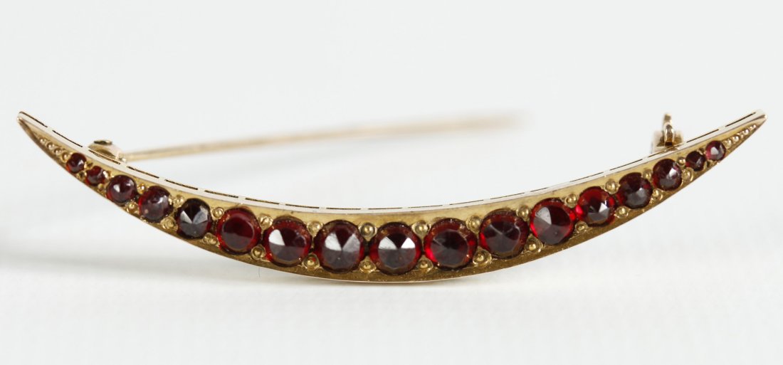 VINTAGE CRESCENT SHAPE GARNET BROOCH IN 14 KT GOLD (1 of 3)