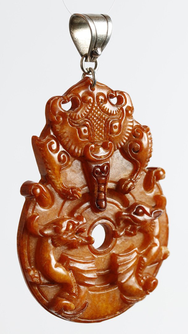 AN ASIAN CARVED HARDSTONE PENDANT (1 of 5)