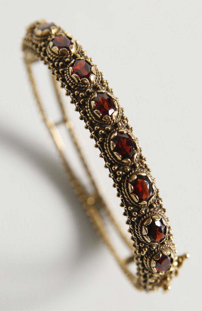 A VINTAGE 14K GOLD AND GARNET BRACELET (1 of 9)