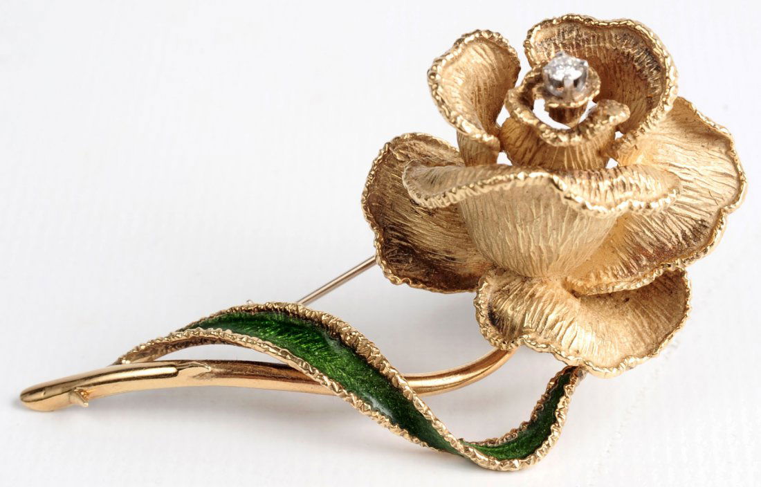 A VINTAGE FLOWER FORM 18K GOLD BROOCH WITH DIAMOND (1 of 9)