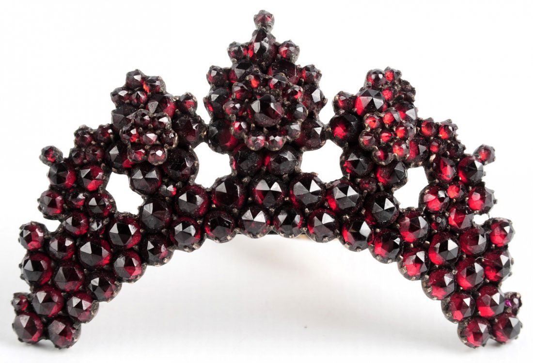 AN ANTIQUE VICTORIAN GARNET BROOCH (1 of 7)