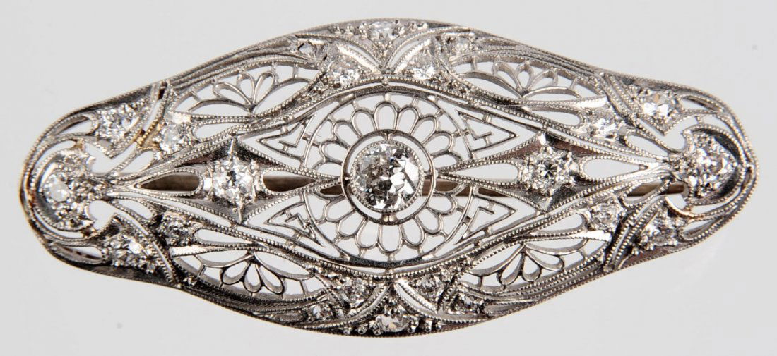 AN EDWARDIAN PLATNIUM AND DIAMOND FILIGREE BROOCH (1 of 6)