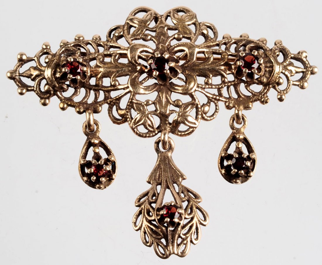 A VINTAGE 14 KT GOLD AND GARNET BROOCH (1 of 8)