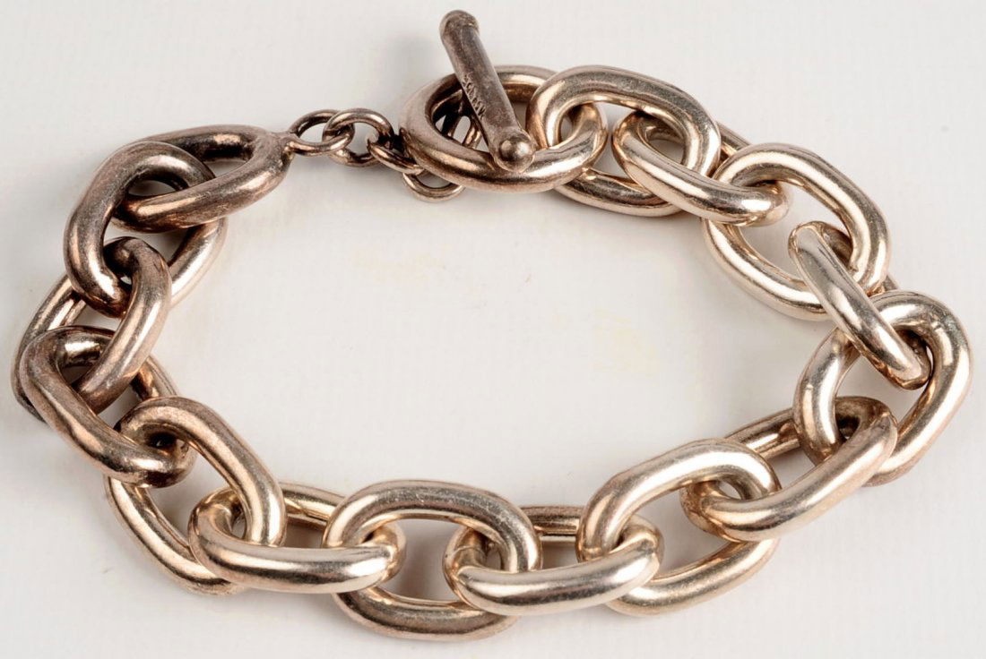 A HEAVY STERLING SILVER OVAL LINK BRACELET (1 of 5)