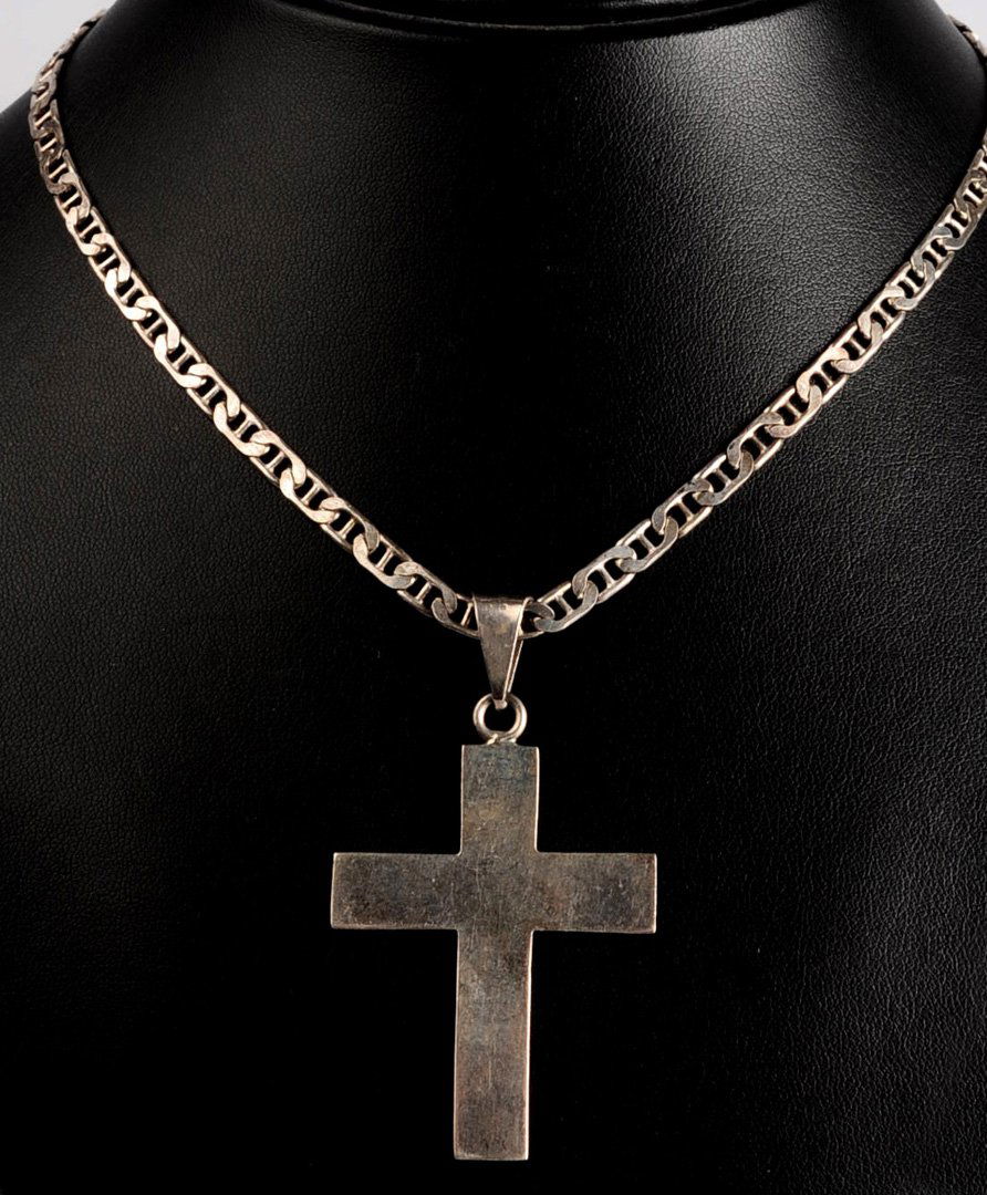A MEXICAN STERLING SILVER CROSS PENDANT AND CHAIN (1 of 5)