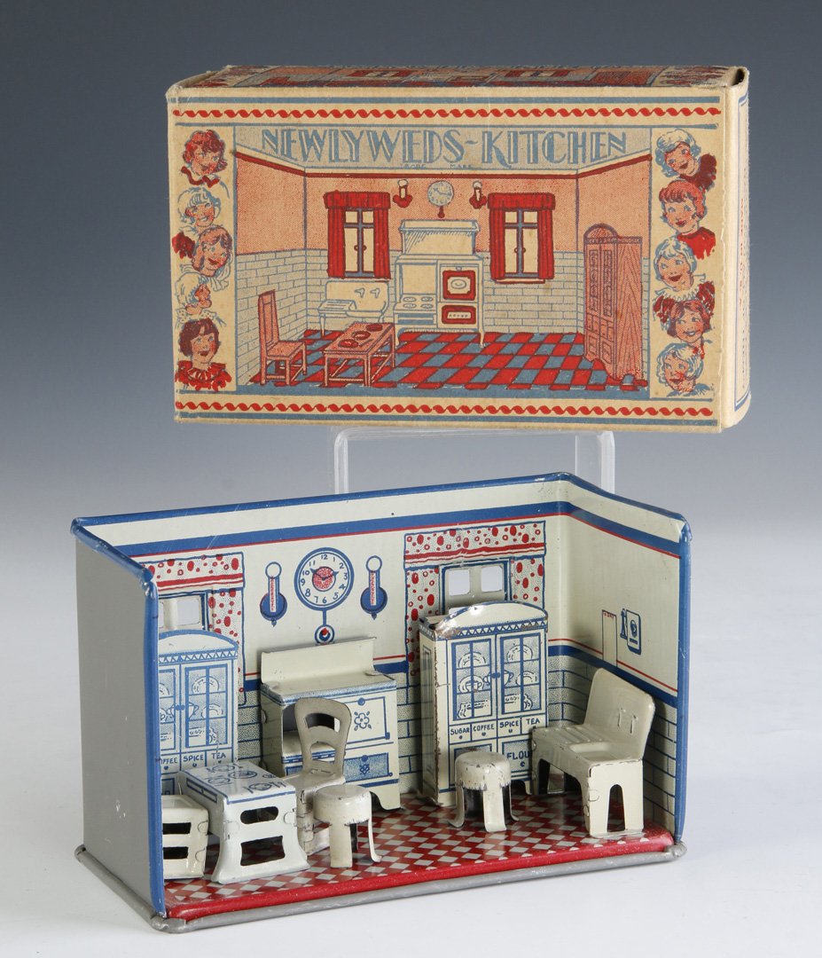 MARX C.1920 'NEWLYWEDS KITCHEN' TIN-LITHO PLAYSET (1 of 8)