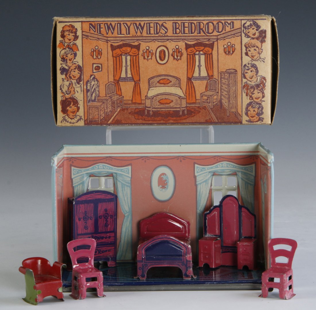 MARX C.1920 'NEWLYWEDS BEDROOM' TIN-LITHO PLAYSET (1 of 7)