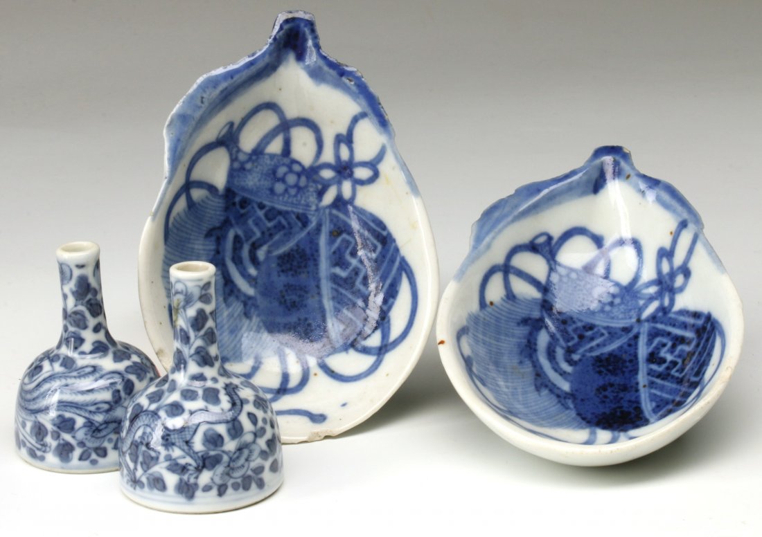 A GROUP OF CHINESE BLUE AND WHITE PORCELAIN VESSELS: Four Chinese porcelain vessels with underglaze blue designs; two small bottle vases with dragons and vines and apocryphal Wanli marks, and two shell-shaped dishes with coin purse designs, 20th century