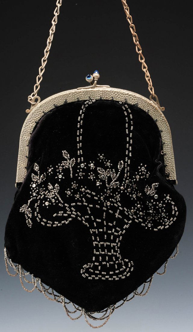 VICTORIAN BLACK VELVET BEADED PURSE (1 of 10)