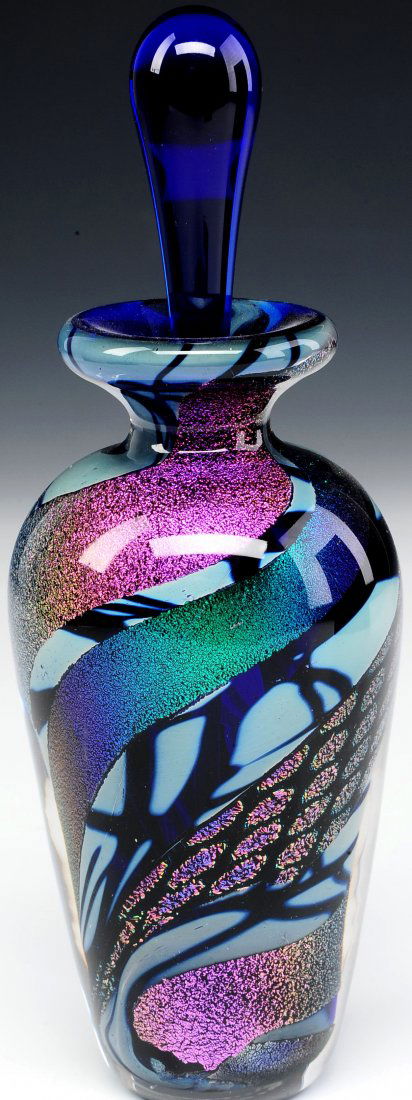 A CONTEMPORARY PERFUME BOTTLE WITH METALLIC DÉCOR (1 of 8)