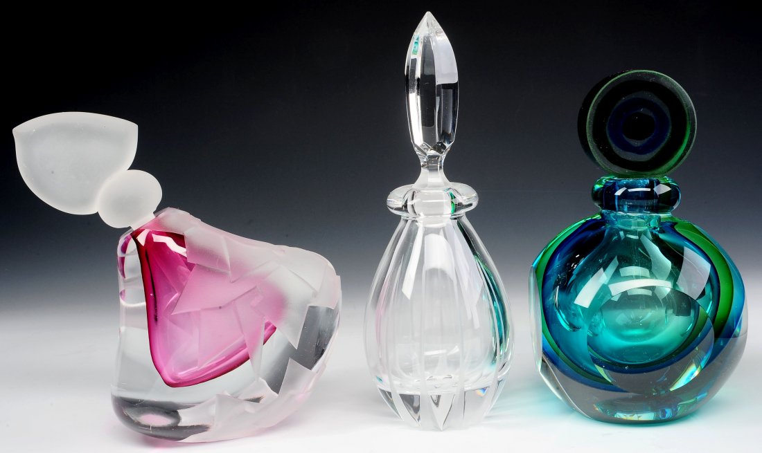 THREE CONTEMPORARY ART GLASS PERFUME BOTTLES (1 of 7)