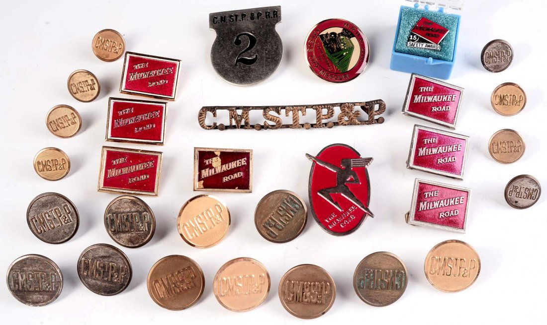 LOT OF ASSORTED RAILROAD INSIGNIA AND BUTTONS (1 of 7)