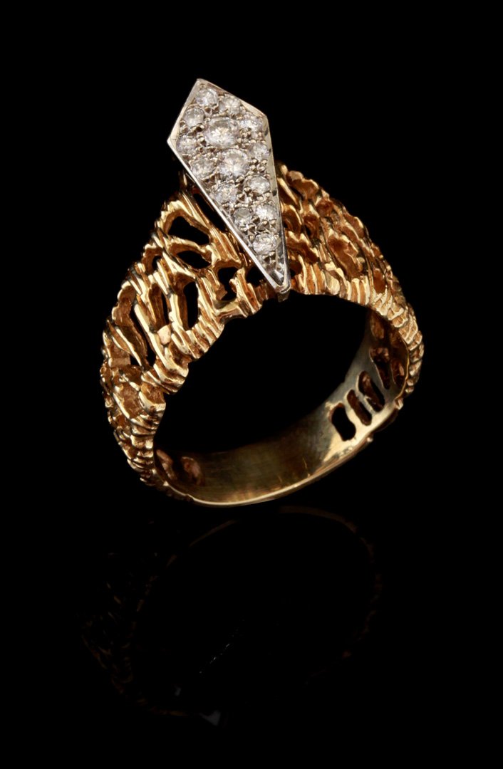 A LADIES YELLOW GOLD AND DIAMOND FASHION RING (1 of 7)