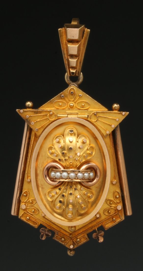 A VICTORIAN ETRUSCAN REVIVAL 14K GOLD LOCKET (1 of 5)