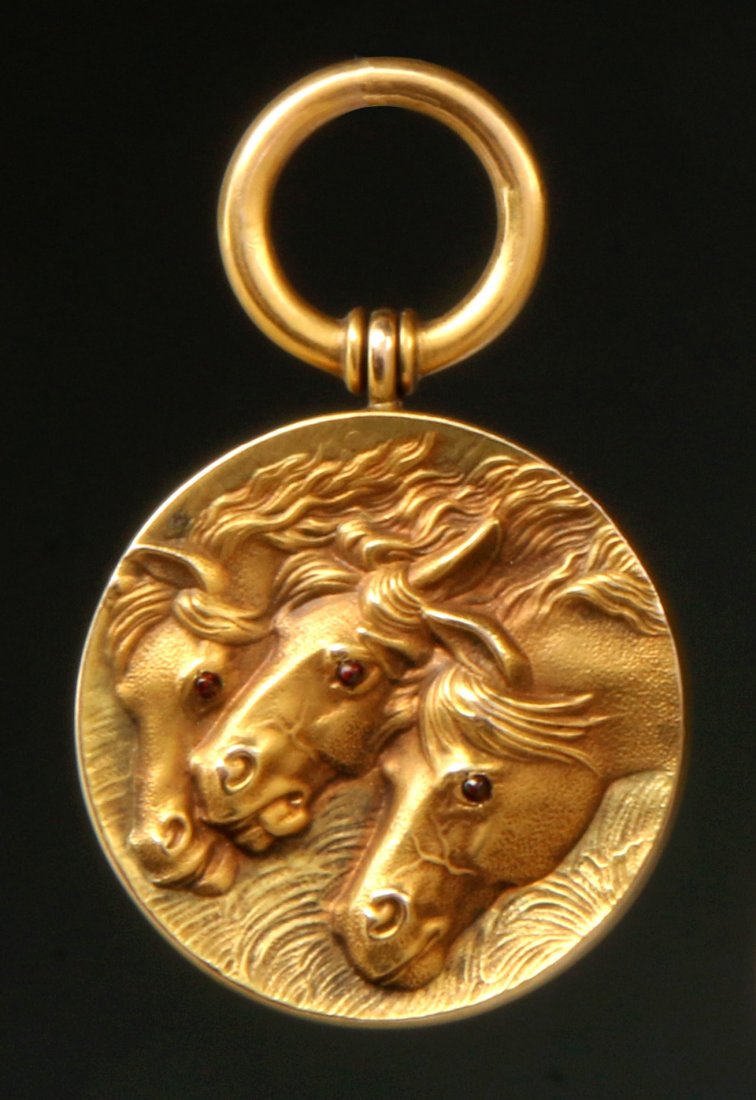 A GOLD HORSE HEADS PENDANT (1 of 2)