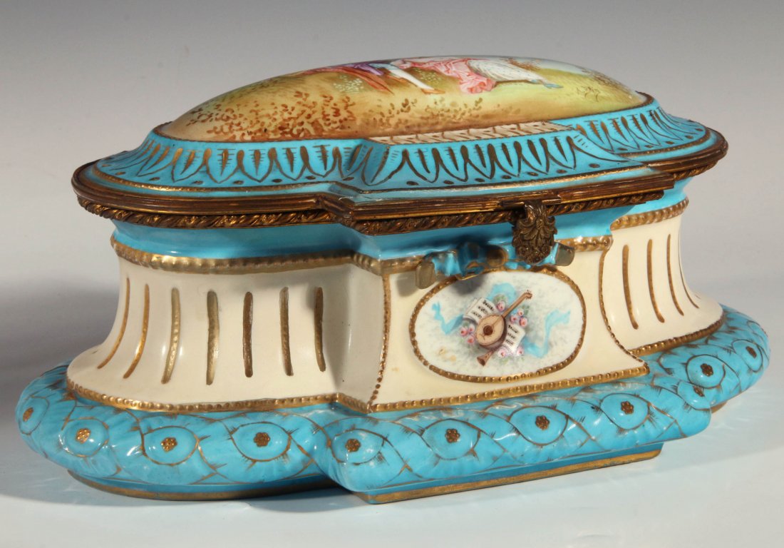 A CIRCA 1900 FRENCH PORCELAIN DRESSER BOX (1 of 9)