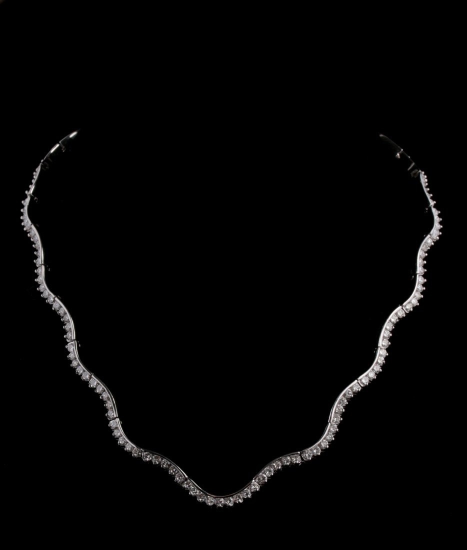 AN ELEGANT 18K WHITE GOLD AND DIAMOND CHOKER (1 of 8)