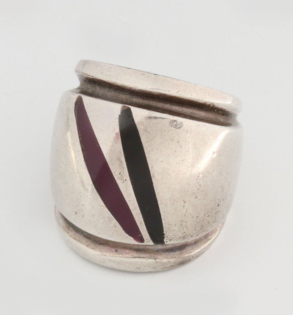 LADIES STERLING RING WITH BLACK ONYX & AMETHYST: A sterling silver dome top inlaid with black onyx and amethyst, measures a size 4 and weighs 0.55 ozt. We ship in-house for all items with the exception of very large and or very fragile pieces and so