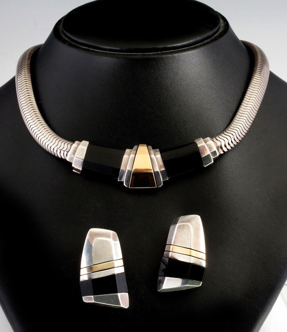 STERLING AND 18K NECKLACE AND EARRINGS SET: A sterling silver collar necklace in the manner of Michael Bondanza with a central 18k gold keystone-shaped focal flanked by faceted onyx gems, with matching clip on earrings, stamped by the retailer